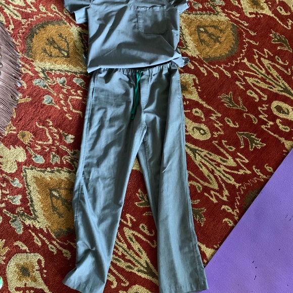 FIGS men’s (but worn by woman) straighter fit, medium top small bottum - Picture 2 of 3